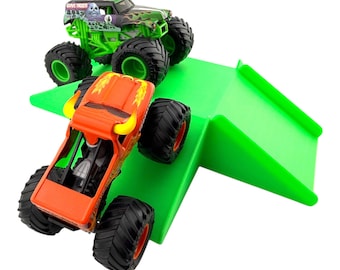 ¡Jeff lo logró! - Camión/coche monstruo Hot Wheels - Estilo libre, 2 carriles, 4 vías, salto sobre mesa, escala 1:64 - Patas de goma antideslizantes