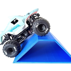 Jeff Did It! - 1/16-1/18th Monster Truck Ramp F - 260MM Wide 272mm Deep 103mm High - Includes 9 Anti Slip Rubber Feet - Catch Big Air!