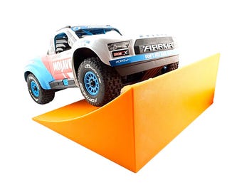 ¡Jeff lo logró! - Rampa Kick It! para coches y camiones RC a escala 1/16-1/18 - 250 mm de ancho, 230 mm de profundidad, 98 mm de alto - Incluye 8 patas de goma antideslizantes - ¡Consigue grandes saltos!