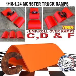 Op de afbeelding: Drie rode kunststof rampen voor monstertrucks in de schaal 1/18-1/24. De rampen zijn gebogen en ontworpen voor sprongen en salto's. De rampen zijn gemarkeerd met "C, D & F" en zijn handgemaakt in de VS door Jeff Did It!