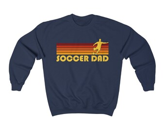 Felpa da papà calciatore, girocollo unisex con grafica retrò da calcio, regalo per papà calciatore, abbigliamento per il giorno della partita, colori personalizzati della squadra.