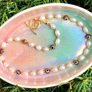 Chique bruine boze oog zoetwaterparel choker ketting