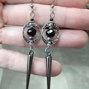 Pendientes de pinchos color gris plomo: Pendientes colgantes de cristal gótico
