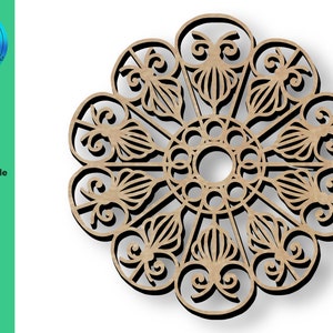 Op de afbeelding: Een rond, handgetekend macramé-ontwerp in metaalbewerkingstijl in een lichte houtkleur, met een zwarte schaduw. Het ontwerp heeft een ingewikkeld bloemenpatroon met een centrale cirkelvormige opening. Tekst links luidt "Handdrawn metalwork style Macrame Round SVG file".