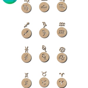 Op de afbeelding: Twaalf houten dierenriemtekens, elk met een ander astrologisch symbool, zijn gerangschikt in drie rijen van vier. De tekens zijn uit het hout gesneden en hebben een lichtbruine kleur.