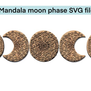 Peut inclure: Ensemble de cinq formes de phases lunaires en bois avec des motifs mandala complexes. Les formes comprennent des croissants de lune et une pleine lune, le tout en couleur bois naturel. Le texte "Mandala moon phase SVG files" est affiché en haut.
