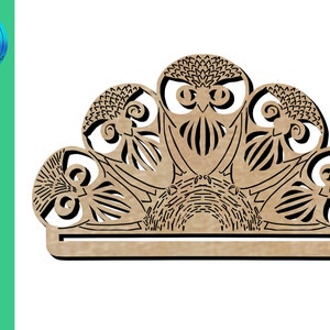 Op de afbeelding: Een bruin houten uilennestontwerp met vijf uilen, perfect voor macramé-projecten. Het ontwerp is ingewikkeld en gedetailleerd, met elke uil een uniek patroon.