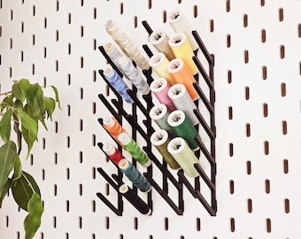 Portacarretes de hilo Skadis Pegboard: Organizador para el cuarto de costura