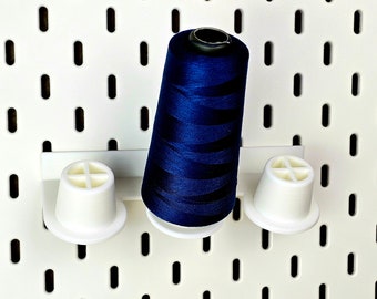 Soporte para carretes compatible con hilo overlock y paneles perforados estilo Skadis - Accesorios para paneles perforados - Crafts Corner
