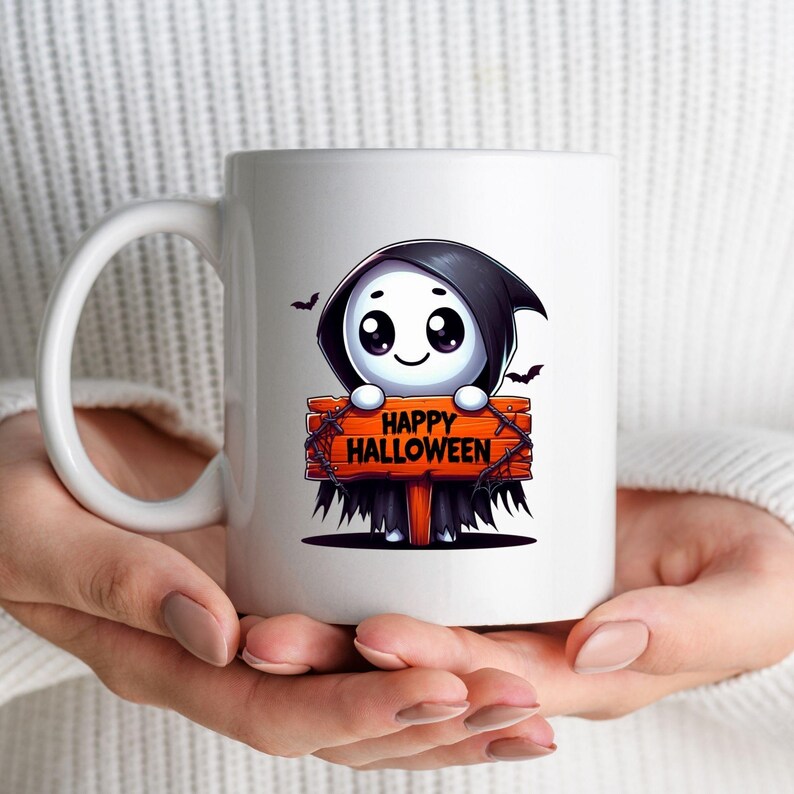 K&ouml;nnte beinhalten: Wei&szlig;e Keramik-Kaffeetasse mit einem Cartoon-Geist, der ein Schild mit der Aufschrift "Happy Halloween" h&auml;lt. Der Geist tr&auml;gt eine schwarze Kapuzenrobe und hat gro&szlig;e Augen.