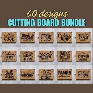 Op de afbeelding: Een set van 60 snijplank ontwerpen met verschillende citaten en spreuken met een keukenthema. De ontwerpen zijn gedrukt op een houten achtergrond met een rustieke uitstraling.