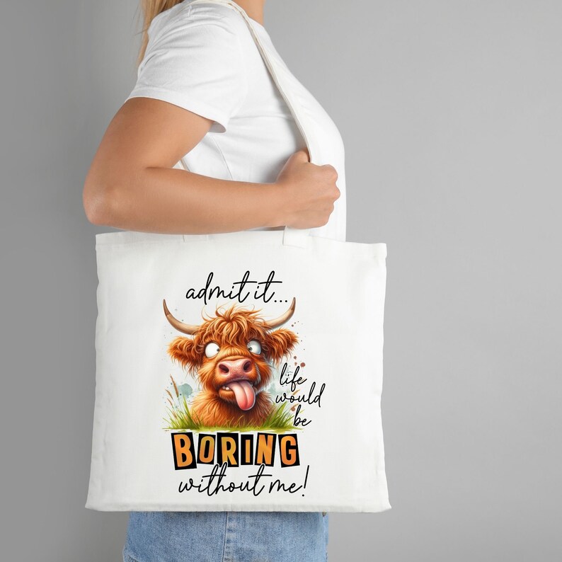 Op de afbeelding: Witte canvas draagtas met een cartoonillustratie van een Highland-koe met zijn tong naar buiten. De tekst op de tas luidt "admit it... life would be BORING without me!"