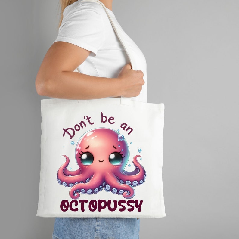 Puede incluir: Bolsa de tela blanca con una ilustraci&oacute;n de dibujos animados de un pulpo rosa y el texto "Don't be an Octopussy".
