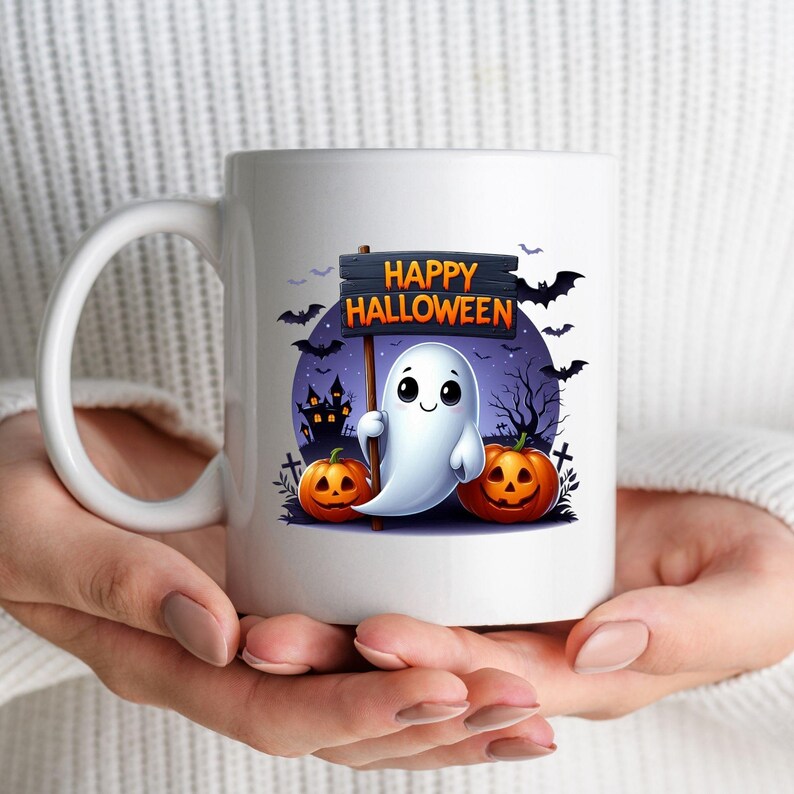 K&ouml;nnte beinhalten: Wei&szlig;e Keramiktasse mit einem Cartoon-Geist, der ein Schild mit der Aufschrift "Happy Halloween" h&auml;lt. Der Geist ist wei&szlig; mit schwarzen Augen und einem L&auml;cheln. Auf beiden Seiten des Geistes befinden sich zwei orangefarbene K&uuml;rbisse mit Jack-o'-Lantern-Gesichtern. Der Hintergrund ist eine violette und schwarze Halloween-Szene mit einem Schloss, B&auml;umen und Flederm&auml;usen.