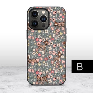K&ouml;nnte beinhalten: Eine graue Handyh&uuml;lle mit einem Blumenmuster, das ein sich wiederholendes Design von Bambi und Klopfer aus Disneys Bambi zeigt. Die H&uuml;lle hat eine schwarze Kamerabuckel mit drei Linsen.