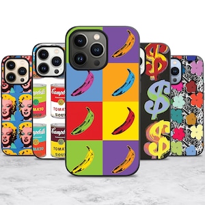 Puede incluir: Una colección de fundas para teléfonos con diseños de arte pop. Las fundas muestran imágenes de Marilyn Monroe, latas de sopa Campbell, plátanos coloridos, símbolos de dólar y patrones florales. Las fundas son de varios colores, incluyendo rojo, amarillo, azul y verde.