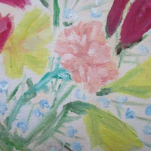 Könnte beinhalten: Ein Gemälde eines Blumenstraußes in Rosa-, Gelb- und Rottönen. Die Blumen sind auf einer weißen Leinwand mit strukturierter Oberfläche gemalt. Das Gemälde ist eine einfache und charmante Darstellung eines Blumenstraußes.