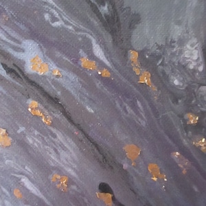 Könnte beinhalten: Abstraktes Gemälde mit dunkelgrauem Hintergrund und weißen und silbernen Wirbeln. Das Gemälde ist mit Blattgoldflocken verziert.