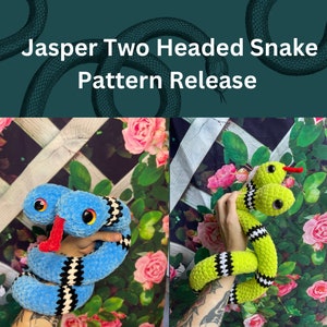 Pode incluir: Dois peluches de cobra de duas cabeças de crochê. Um é azul com listras pretas e brancas e o outro é verde com listras pretas e brancas. Ambos têm línguas vermelhas.
