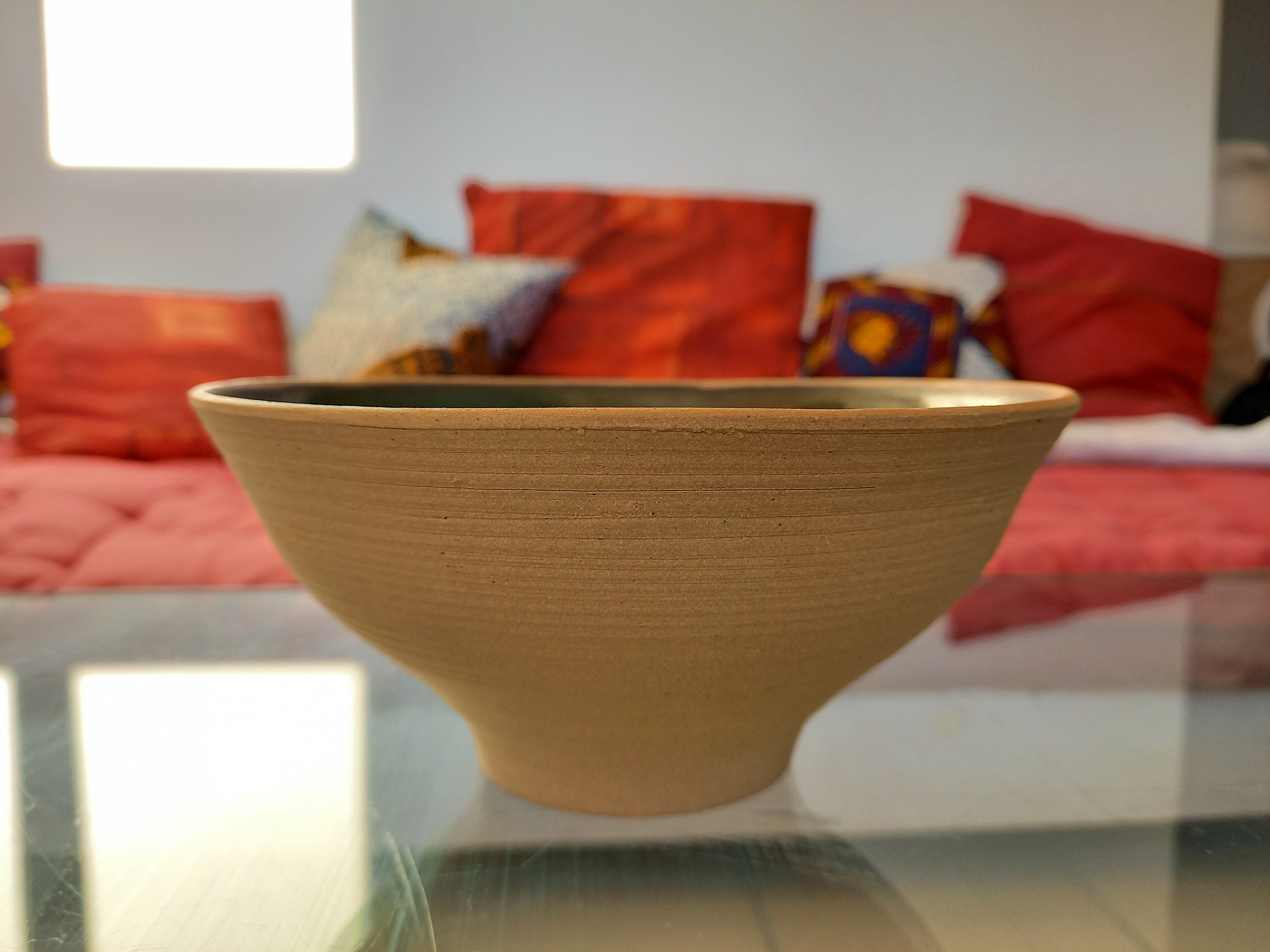 Bol Artisanal en Grès Beige Extérieur, Émail Vert Métallique Intérieur