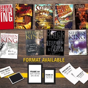 Può includere: Una collezione di copertine di libri di Stephen King, tra cui "Insomnia", "Rose Madder", "Desperation", "The Regulators", "Wizard and Glass", "Bag of Bones", "The Girl Who Loved Tom Gordon", "Black House" e "Dreamcatcher". Le copertine sono esposte su una superficie di legno con uno striscione giallo che recita "FORMATO DISPONIBILE". Sotto lo striscione ci sono quattro diverse dimensioni di cornici e fogli di carta.