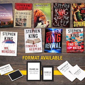 Può includere: Una collezione di copertine di libri di Stephen King in vari formati, tra cui magneti per frigorifero, cornici e fogli di carta. Le copertine presentano titoli come "La Torre Nera", "Doctor Sleep", "Mr. Mercedes", "Finders Keepers", "Revival" e "Fine dell'Osservazione".