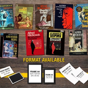 Può includere: Una collezione di libri tascabili vintage di Alfred Hitchcock con diversi titoli e copertine. I libri sono esposti su una superficie di legno con uno striscione giallo che recita "FORMATO DISPONIBILE". Sotto lo striscione, ci sono quattro diverse dimensioni di cornici e fogli di carta con le loro dimensioni in pollici e centimetri.