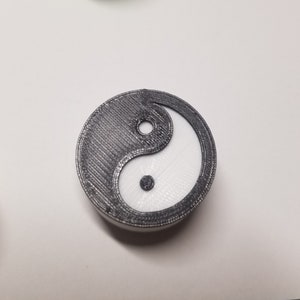 Botão pequeno do interruptor rotativo Yin-Yang/Taijitu impresso em 3D