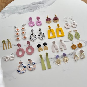 UITVERKOOP OPRUIMING Art Deco Pastel Brass zomerverklaring handgemaakte polymeerklei Dangle Stud Oorbellen afbeelding 2