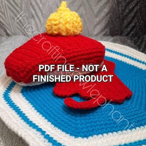 Puede incluir: Un objeto rojo tejido a ganchillo con una parte superior amarilla, posiblemente un sombrero o un juguete, se encuentra sobre un cuadrado tejido a ganchillo azul y blanco. El texto "PDF FILE - NOT A FINISHED PRODUCT" está superpuesto.