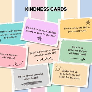 Puede incluir: Una colección de tarjetas de amabilidad coloridas con mensajes inspiradores. Cada tarjeta presenta un fondo pastel único y texto escrito a mano, como "Sé bueno contigo mismo" y "¡Estás marcando la diferencia!" Las palabras "KINDNESS CARDS" están en la parte superior.