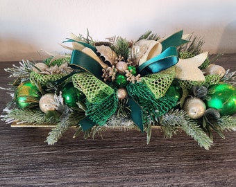 Centro de mesa navideño verde y dorado