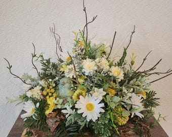 Centro de mesa con arreglo floral de flores silvestres de primavera