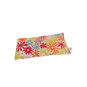 Pode incluir: Uma almofada retangular com um padrão floral. A almofada apresenta um fundo branco com flores coloridas em tons de vermelho, laranja, rosa, amarelo e azul. Há uma pequena etiqueta na lateral.