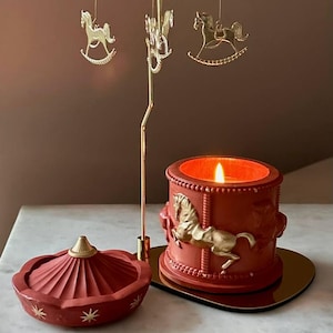 Bougie artisanale rouge avec carrousel en or | Carrousel pour chevaux | Bougie sculpturale | Bougie décorative | Bougies à la cire de soja