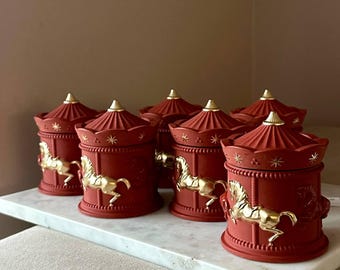 Rode handgemaakte kaars in een houder zonder gouden carrousel | Paardencarrousel | Sculpturale kaars | Decoratieve kaars | Sojawaskaarsen