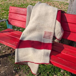 Grijze wollen deken: plaid in Amerikaanse trapperstijl, minimalistisch interieurkleed