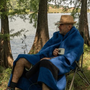 Winta blauwe wollen deken: dik gestreepte rustieke cabinedeken