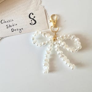 White bow keychain, bead key strap, gold bead, pearls, white beaded keychain, elegant keychain, bag charm, purse charm, bow pearl keychain