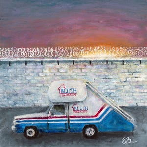 Op de afbeelding: Een blauwe en witte bestelwagen met de tekst "Bluth Company" aan de zijkant, geparkeerd voor een bakstenen muur met een prikkeldraadhek erbovenop. De lucht is fel oranje en roze.