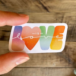 Adesivo »L'amore è amore« | Lettering a mano, adesivi con mentalità positiva | Orgoglio, uguaglianza, LGBTQ+ | adesivo in carta opaca 65 x 35 mm