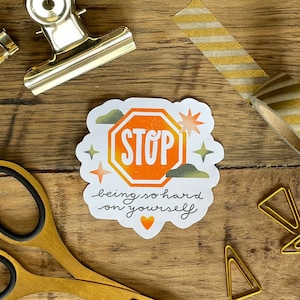 Adesivo »Smettila di essere così duro con te stesso« | Carta adesiva opaca 65 x 65 mm | Promemoria, salute mentale, amore per se stessi