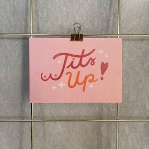 Cartolina »Tette in su« | Stampa A6 su carta riciclata | Emancipazione femminile | Biglietto di auguri con frase motivazionale per la fidanzata