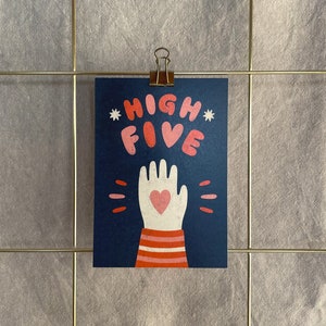 Postkarte »High Five« | A6 Kunstdruck auf 300g Recyclingpapier | Geschafft, Gratulation