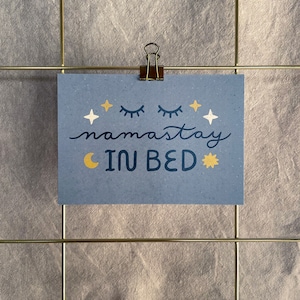 Postkarte »Namastay in Bed« | A6 Kunstdruck | 300g Recyclingpapier | Yogi Karte, Namasté, Mindfulness