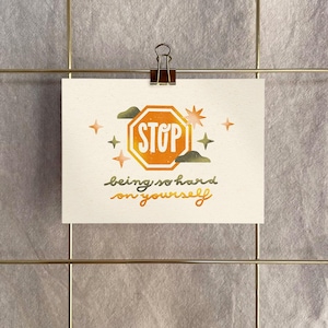 Carte postale »Arrêtez d'être si dur avec vous-même« | Impression d'art A6 sur papier recyclé 400g | Santé mentale, auto-compassion, rappel quotidien