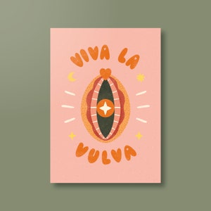 以下が含まれることがあります： ピンク色のポスター。オレンジ色の「VIVA LA VULVA」の文字と、女性器の様式化されたイラストが描かれています。イラストは赤、オレンジ、緑の色合いで、星と月のアクセントがあります。