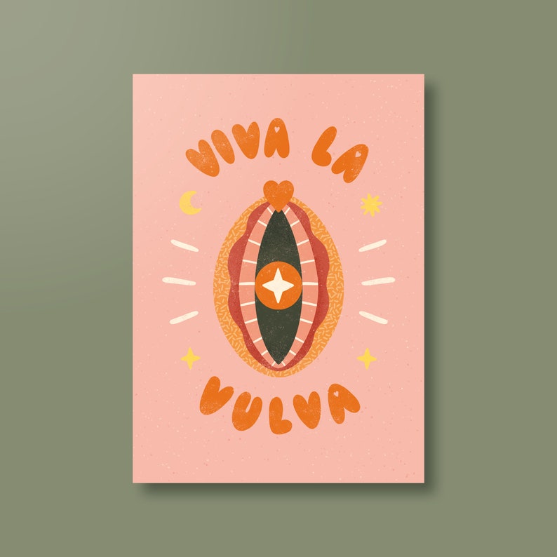 以下が含まれることがあります： ピンク色のポスター。オレンジ色の「VIVA LA VULVA」の文字と、女性器の様式化されたイラストが描かれています。イラストは赤、オレンジ、緑の色合いで、星と月のアクセントがあります。