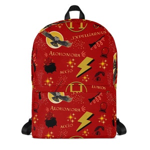 Może przedstawiać: Czerwony plecak z powtarzającym się wzorem ilustracji z motywem Harry'ego Pottera, w tym sowy, błyskawice, różdżki i zaklęcia takie jak "Accio", "Lumos" i "Alohomora".