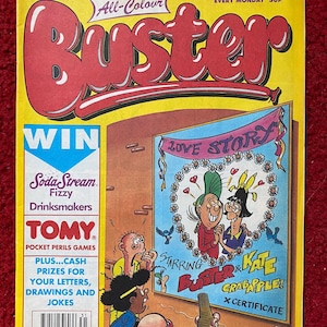 Pode incluir: Uma capa de banda desenhada colorida com o título "Buster" em letras vermelhas grandes. A capa apresenta uma ilustração de banda desenhada de uma história de amor com o texto "Love Story" e "Starring Buster & Kate Crabapple!" A banda desenhada é de 1 de agosto de 1992.